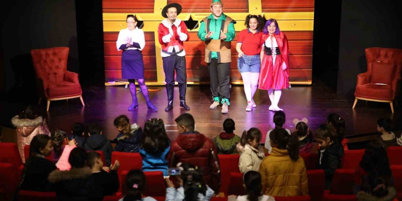 Depremzede çocuklara tiyatro gösterisi