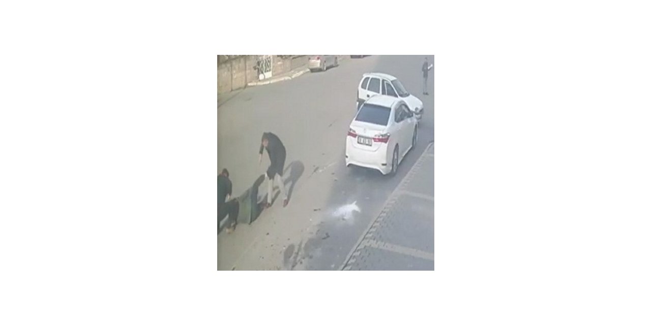 Üzerine araç sürdükleri şahsı önce bıçaklayıp sonra darp ettiler