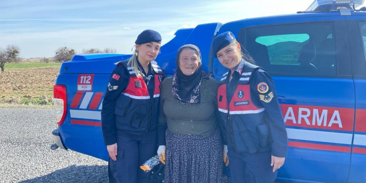 Jandarmadan Kadınlar Günü’nde karanfilli kutlama