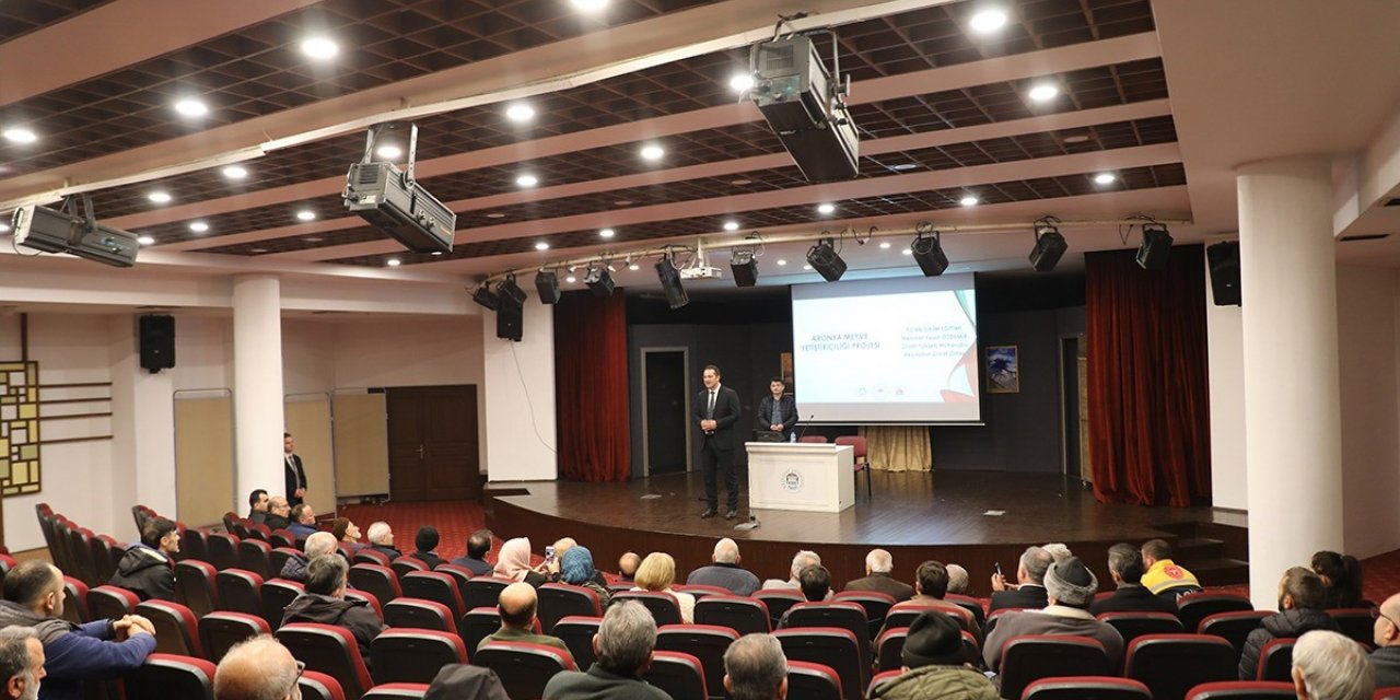 Çiftçilere Aronya yetiştirme semineri verildi