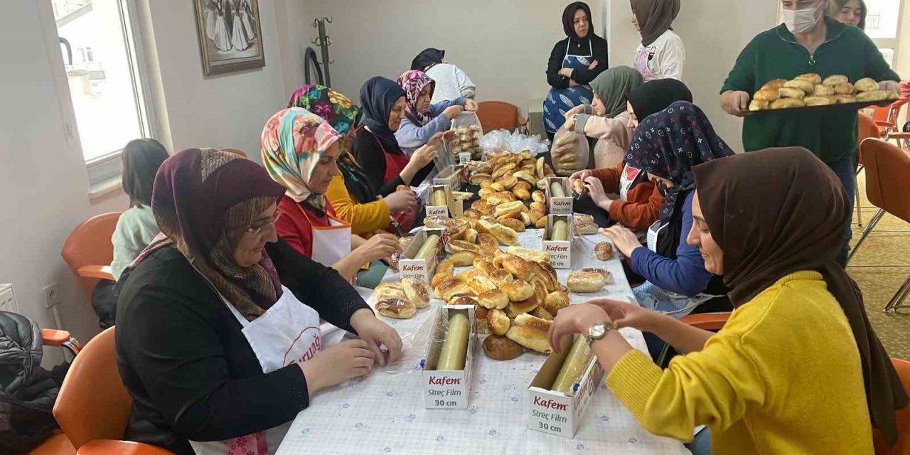 Pursaklar’ın hanımları depremzedeler için harıl harıl çalışıyor