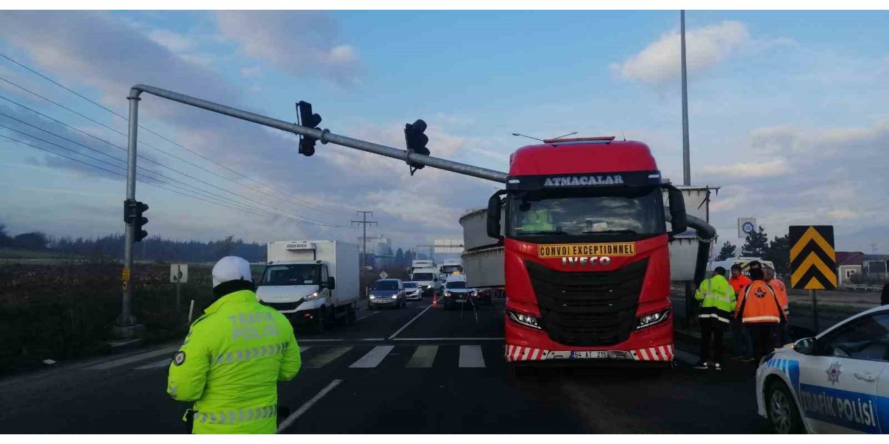 Demir türbin yüklü tır, trafik direğini devirdi