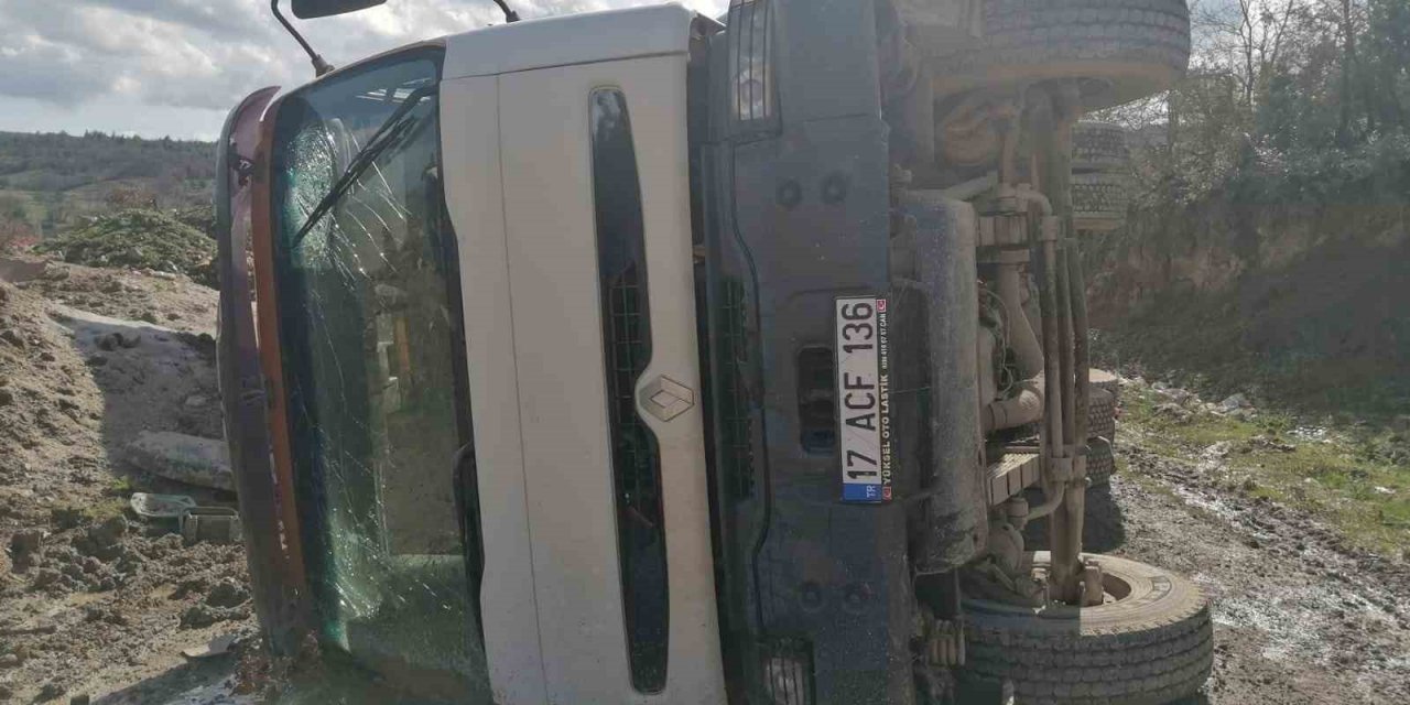 Çan’da mıcır yüklü kamyon devrildi