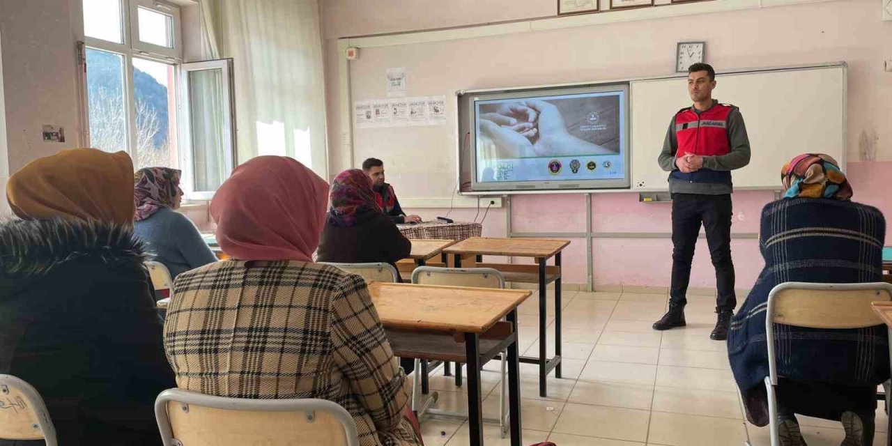 Jandarmadan vatandaşlara güvenli internet kullanımı eğitimi