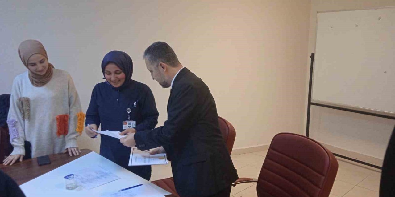 Ebe ve hemşirelere yenidoğan canlandırma eğitimi verildi