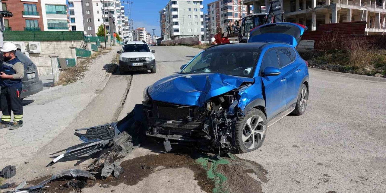 Samsun’da aracıyla elektrik direğine çarpan avukat ve kızı yaralandı