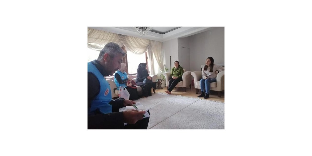 Mavi yelekliler depremzedelerin yanında