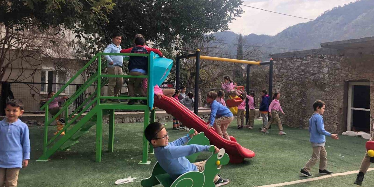 Marmaris Belediyesi okul bahçelerine çocuk parkı yapımını sürdürüyor
