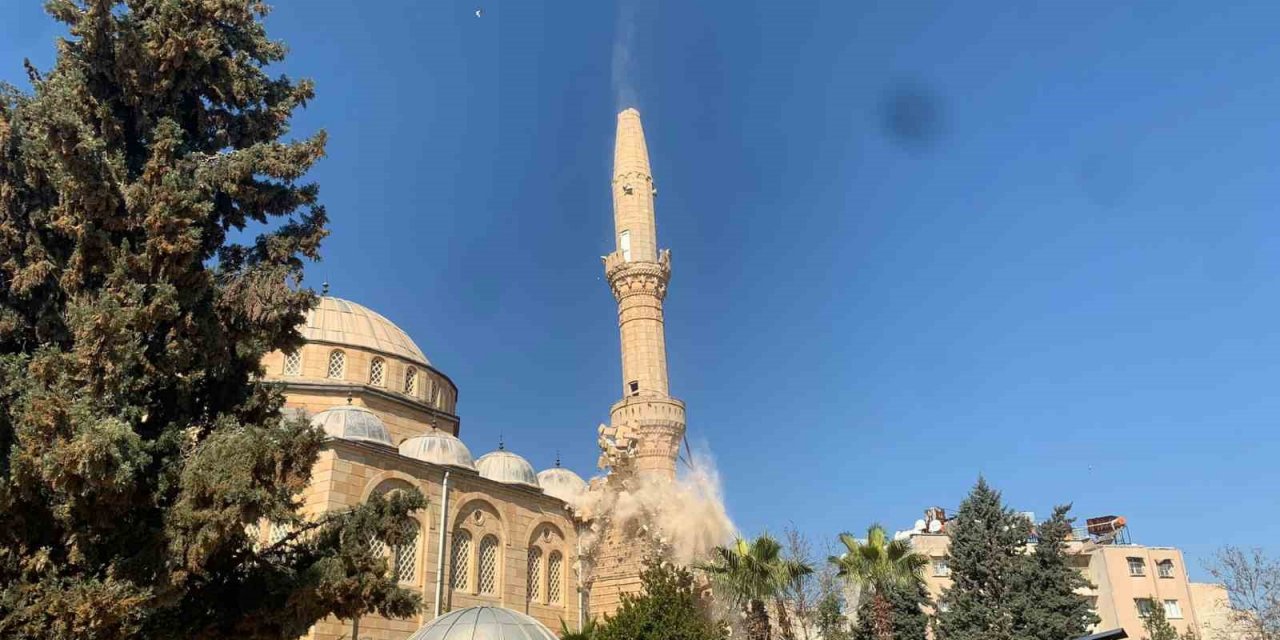 Kilis’te depremde zarar gören caminin minareleri kontrollü şekilde yıkıldı