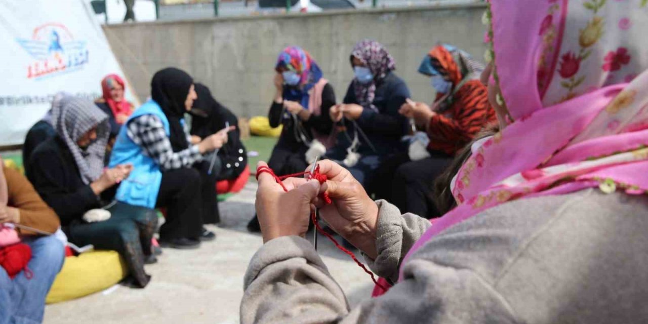 İlmek ilmek örgülerle depremzede kadınlar hayata tutunuyor