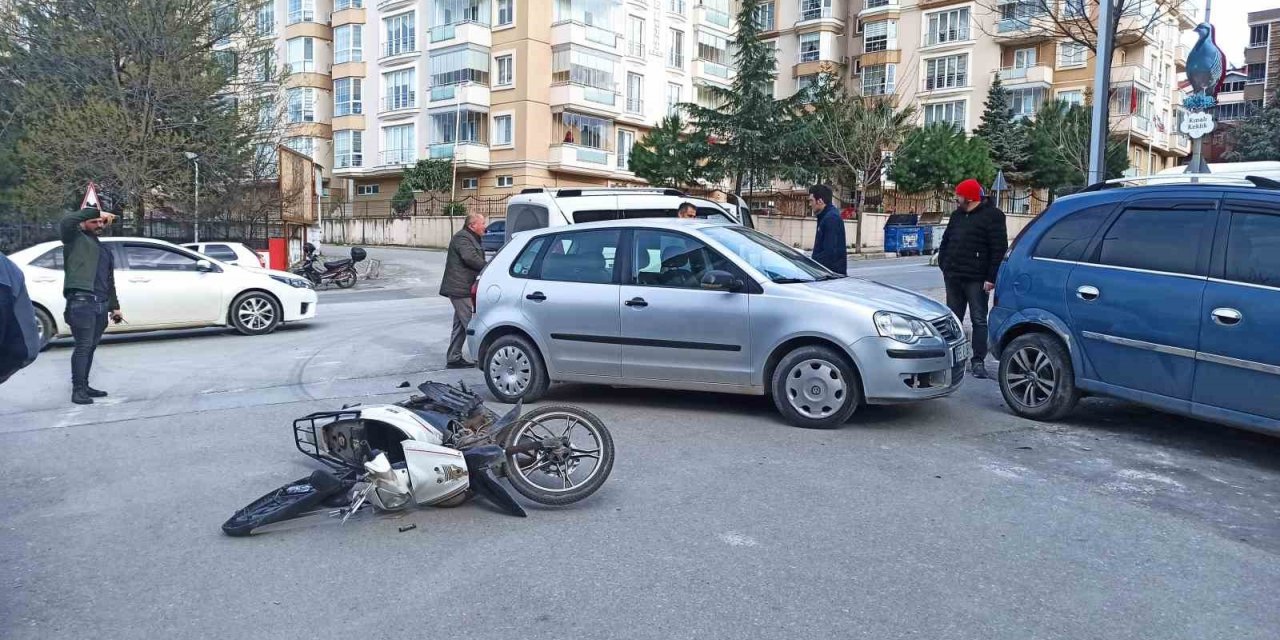 Otomobilin çarptığı motosiklet sürücüsü yaralandı