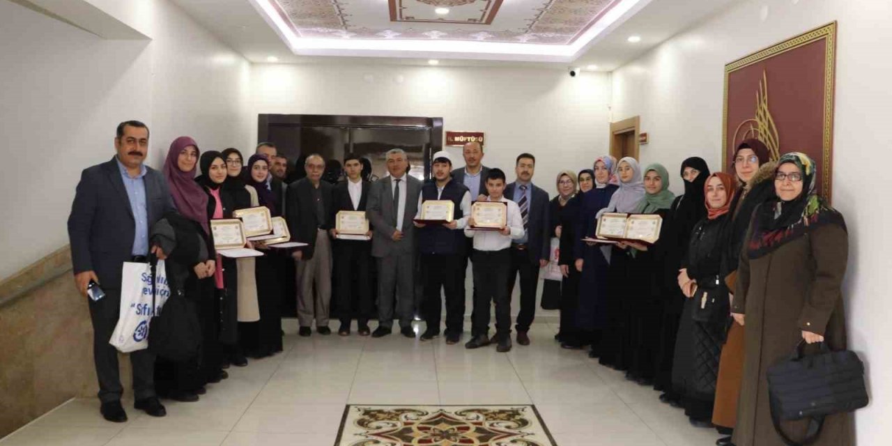 Hafızlara belgeleri takdim edildi