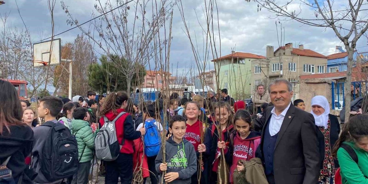 Bigadiç Belediyesi 15 bin fidan öğrencilerle buluşturdu