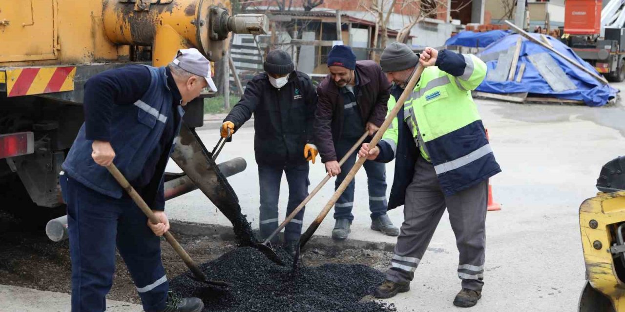Çayırova’da asfalt yama çalışması
