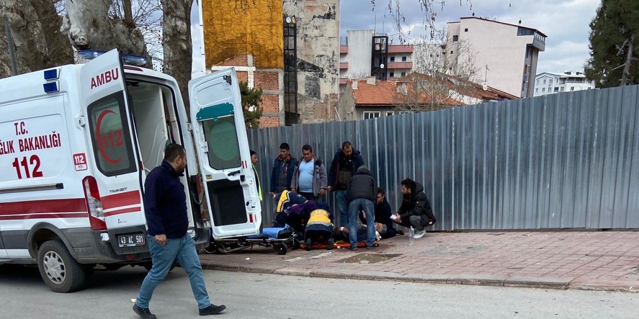 Kütahya’da üzerine ağaç dalı düşen adam yaralandı