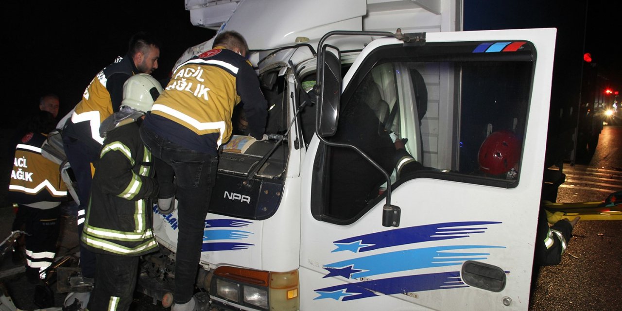 Kamyonet aynı yönde seyreden tıra arkadan çarptı: 1 ölü, 1 ağır yaralı