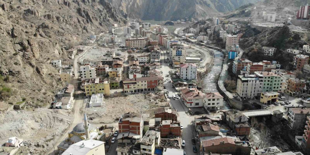 Sular altında kalacak olan ilçede yıkımlar devam ediyor