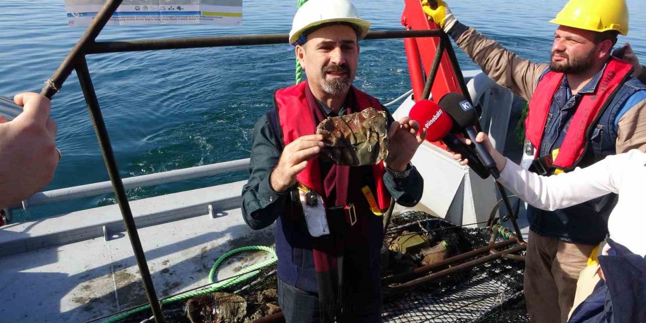 Doç. Dr. Coşkun Erüz: "Denizlerimiz hızla kirleniyor"