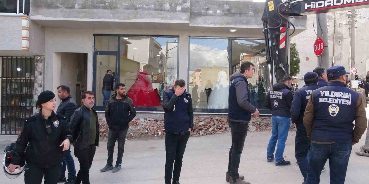 Yıkımı engellemek için kendilerini dükkana kilitlediler