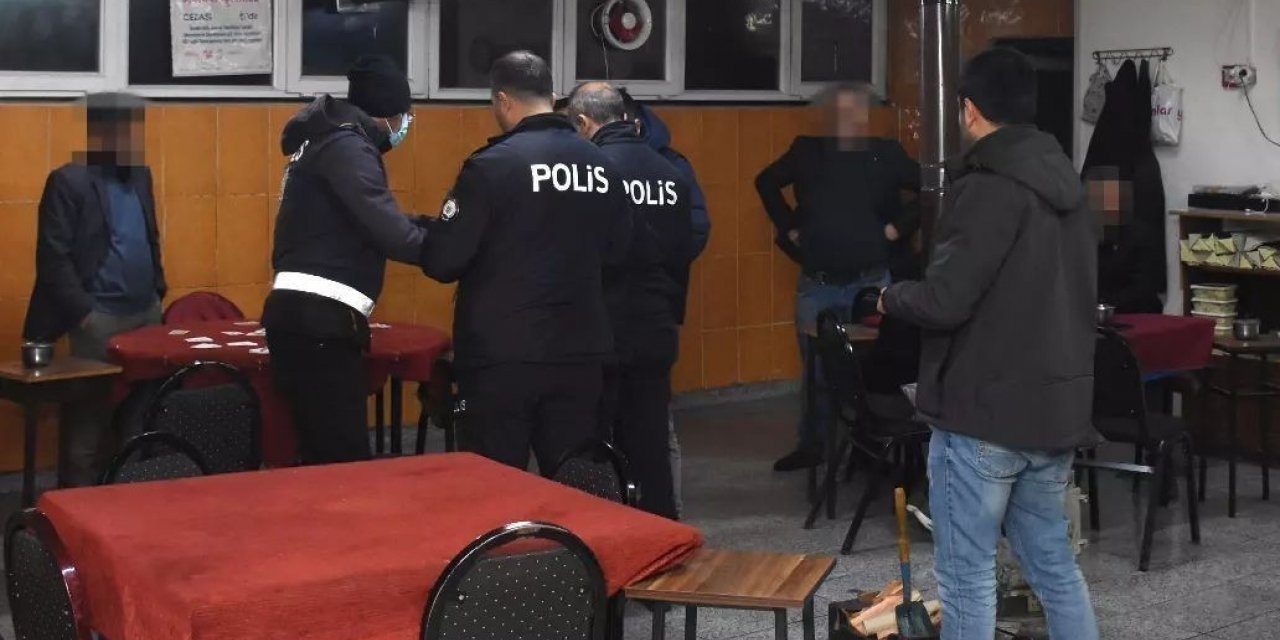 Kıraathanede kumar oynayan 12 kişiye 40 bin lira ceza kesildi