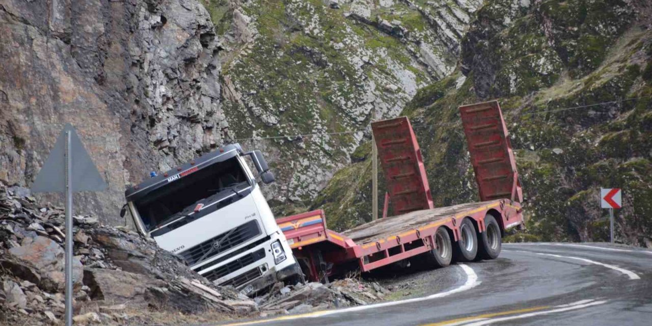 Beytüşşebap’ta virajı alamayan tır yol kenarına savruldu