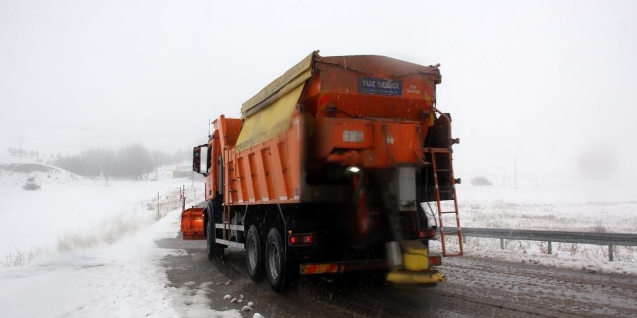 Kızıldağ Geçidinde kar yağışı etkili oluyor