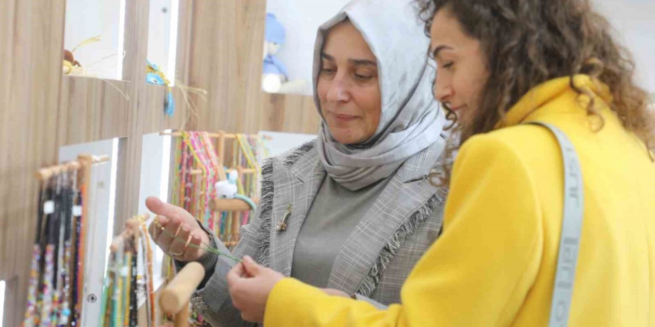 Bu mağazada sadece kadınların el emekleri satılıyor