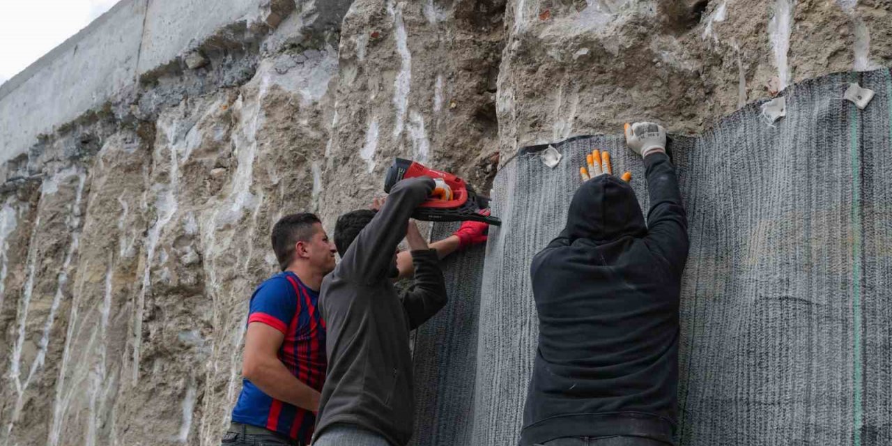 30 Ağustos İş Merkezi ve Zanaat Çarşısı inşaatının temelinde yalıtım çalışmaları