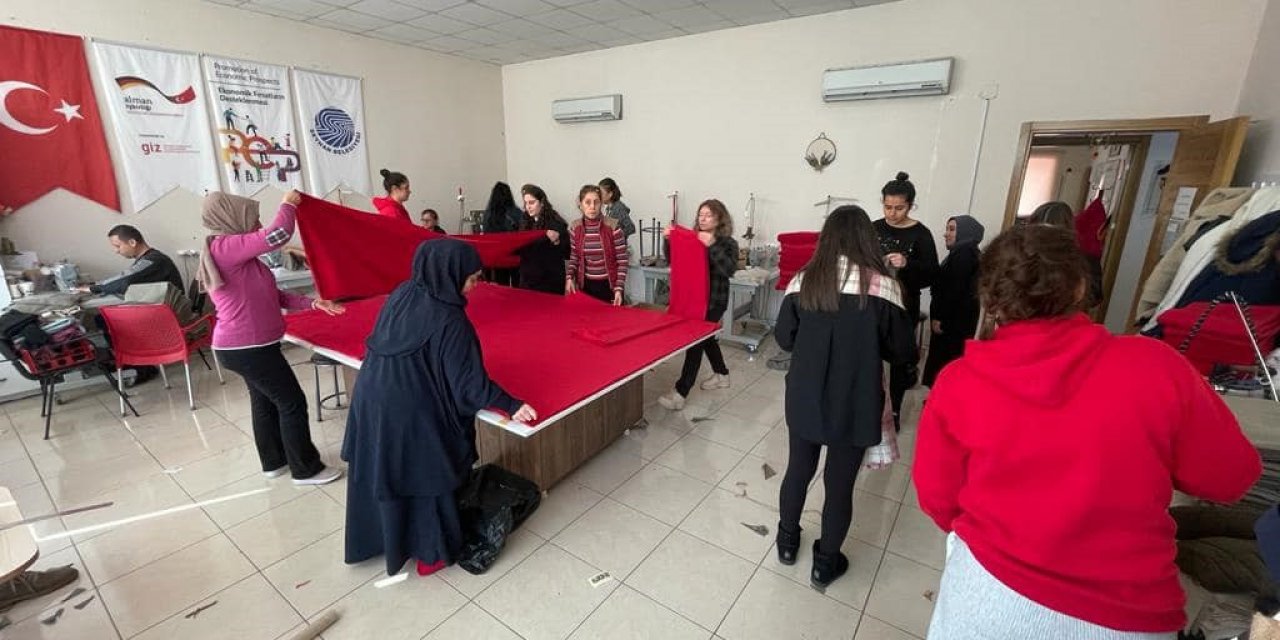 Seyhanlı kadınlar depremzedeler için üretiyor