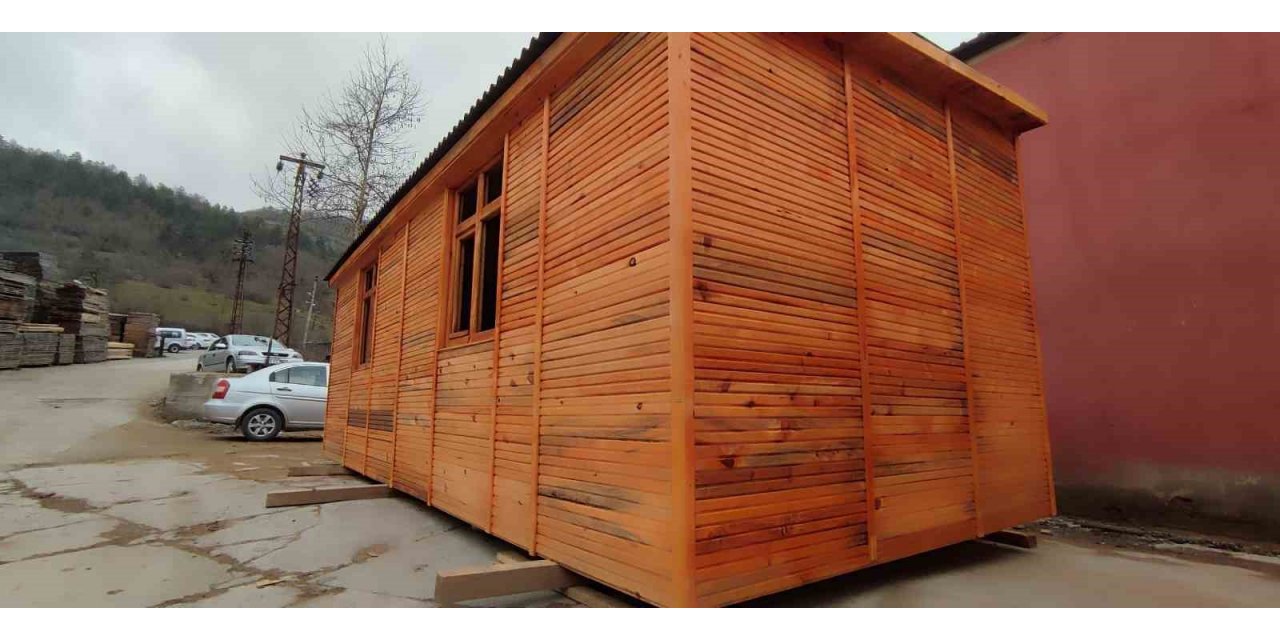 Ahşap konteyner sınıfların üretimi devam ediyor