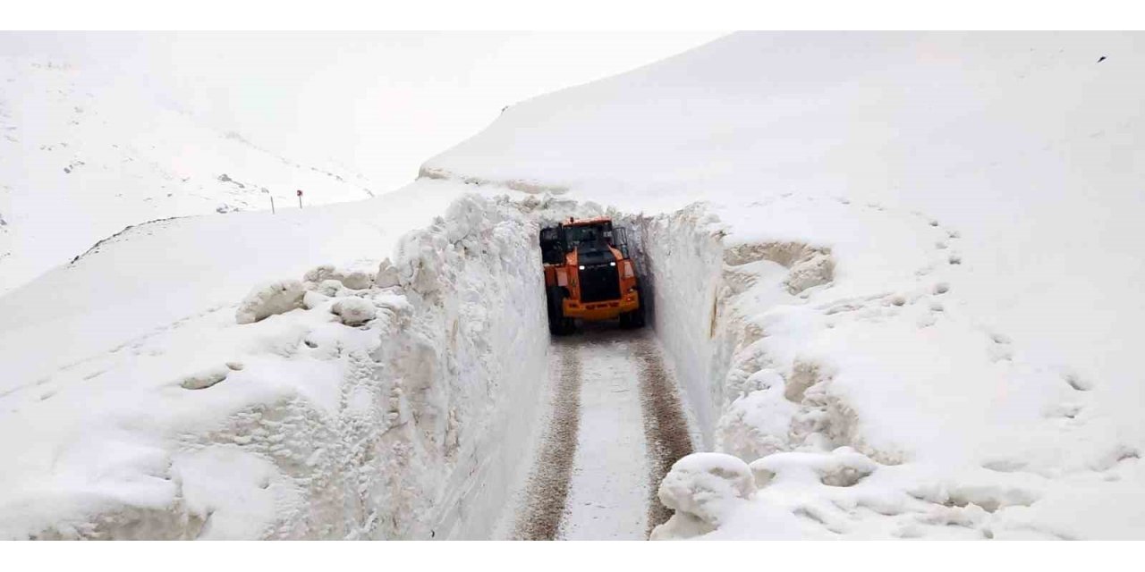 Karın kalınlığı iş makinesinin boyunu aştı: Açılan yollar tünelleri andırıyor