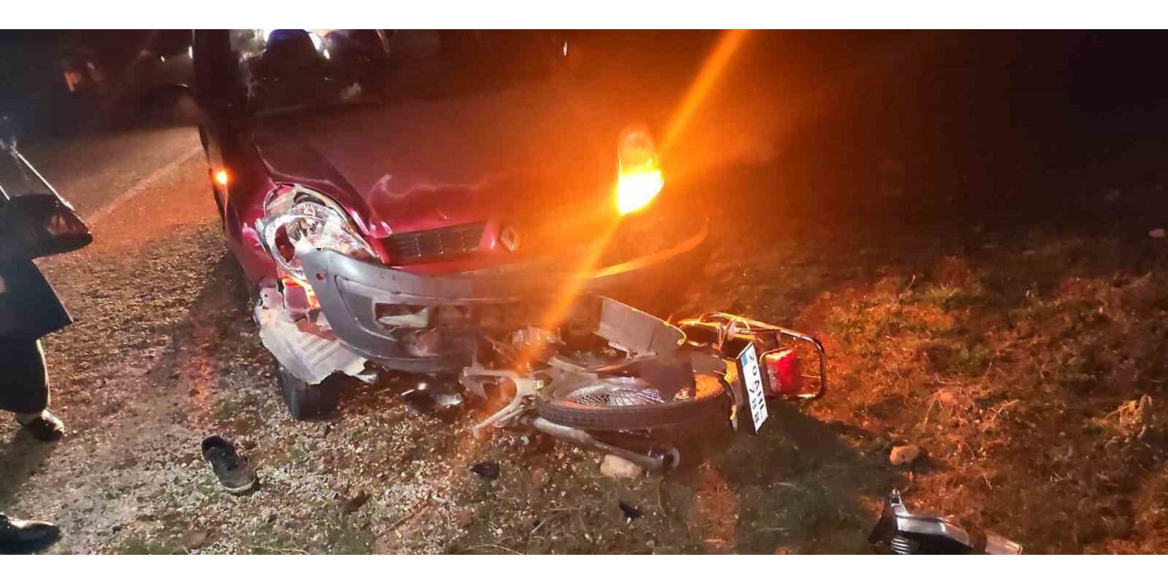 Hafif ticari araç, arkadan çarptığı motosikleti altına aldı; 3 yaralı