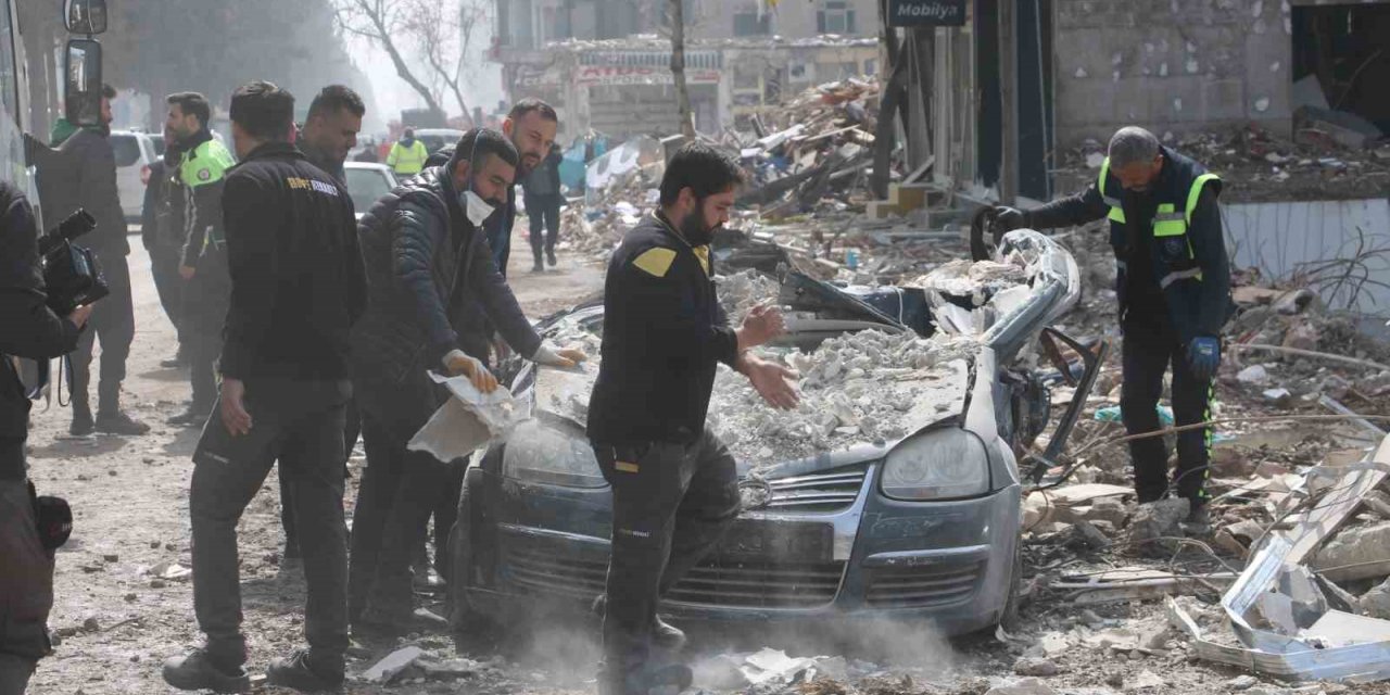 Enkazdan çıkardıkları otomobili elleriyle temizlediler