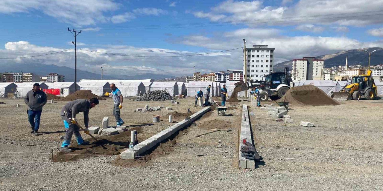 Melikgazi çadır kent ve konteyner kentlerde alt ve üst yapı çalışmalarına hızla devam ediyor
