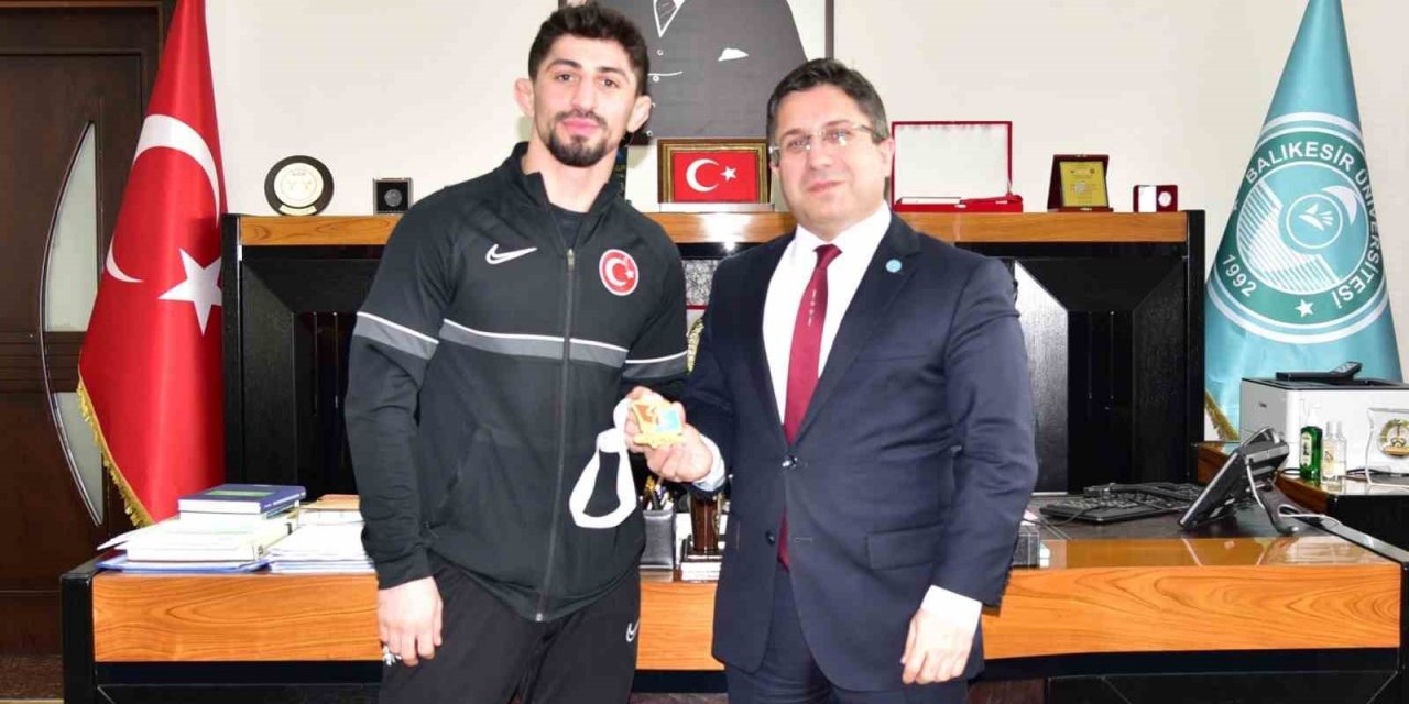 BAÜN’lü Milli Güreşçi Kerem Kamal’dan, Rektör Yücel Oğurlu’ya ziyaret