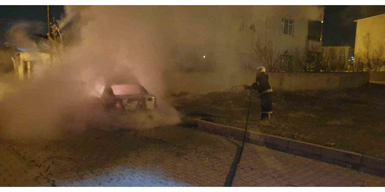 Park halindeki otomobil alev alev yandı