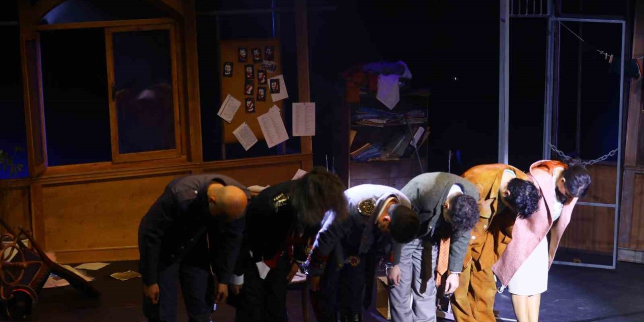 AŞT’nin yeni oyunu “Polisler” seyirciyle buluştu