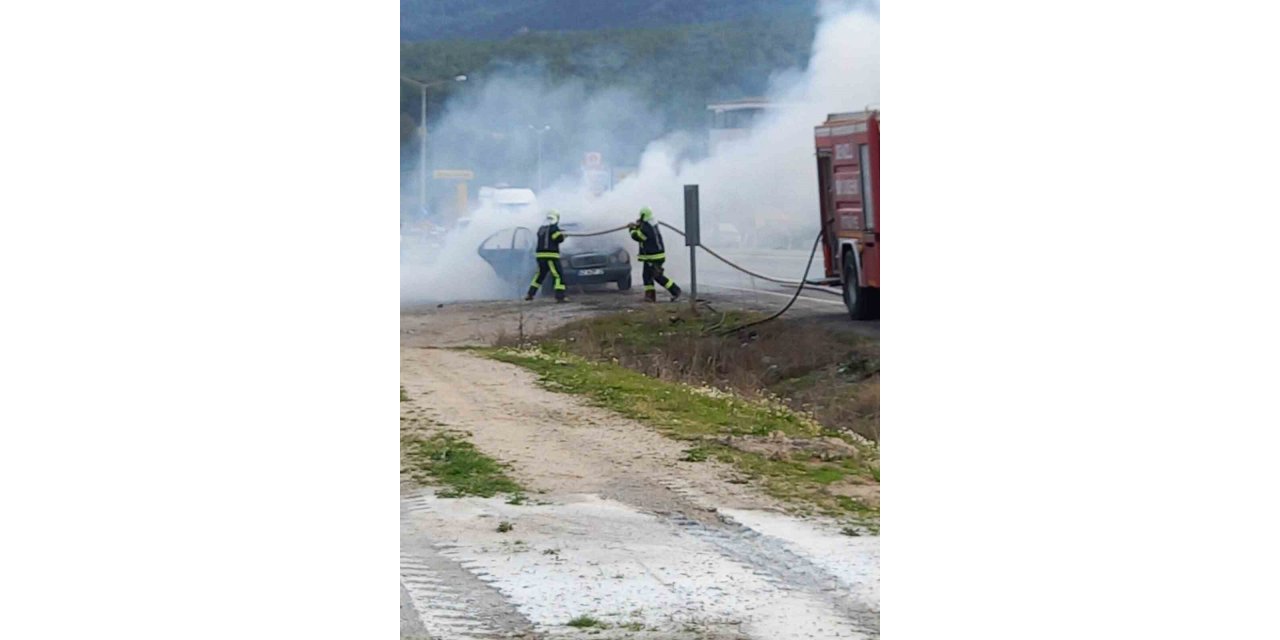 Seyir halindeyken yanan otomobil kullanılamaz hale geldi