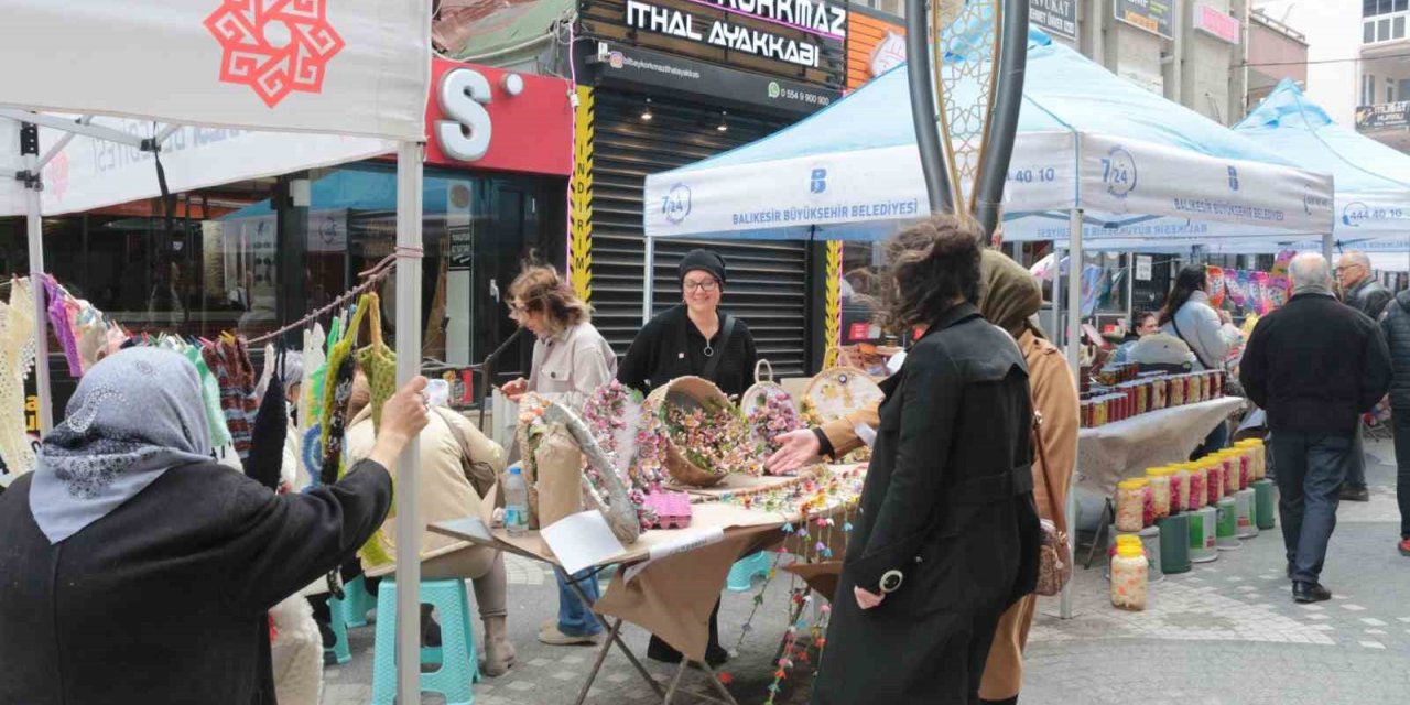 Üretici kadınlar pazarı ilgi gördü