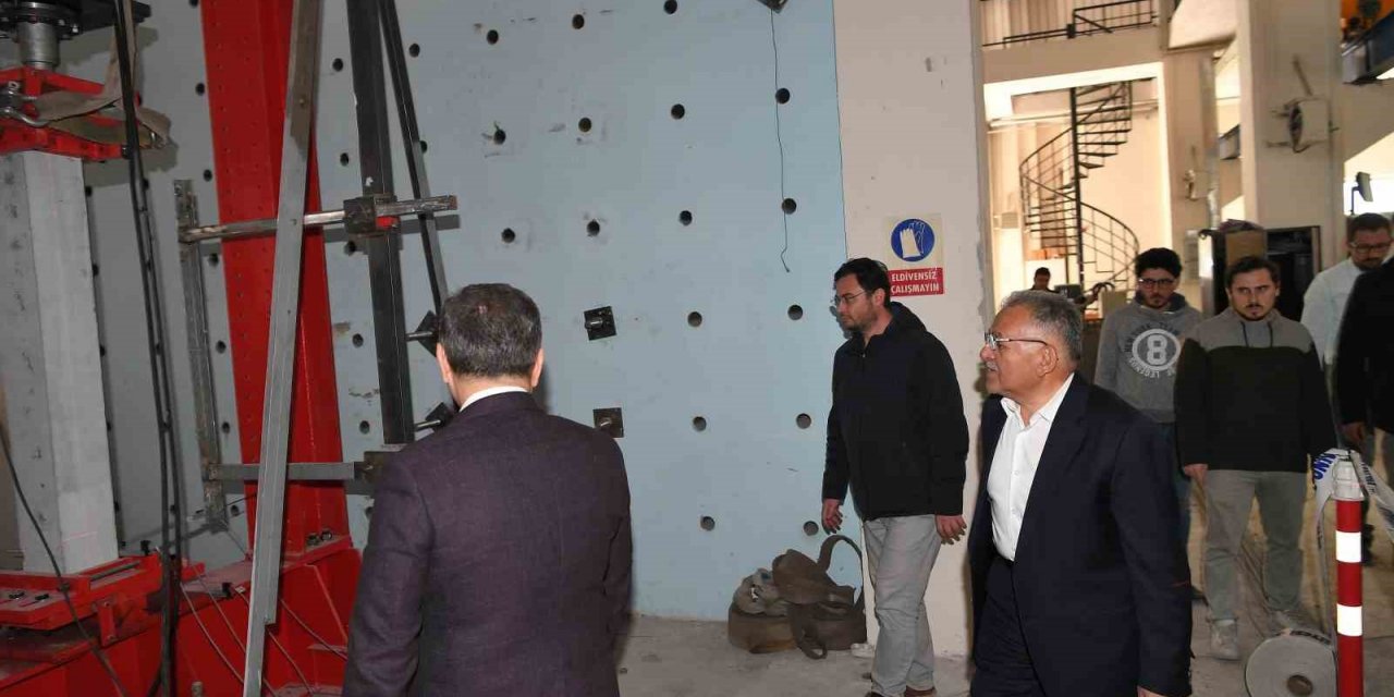 Başkan Büyükkılıç’tan Deprem Araştırma Laboratuvarı’na ziyaret