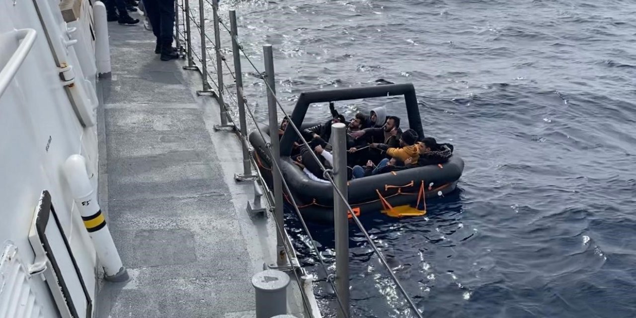 Yunanistan unsurlarınca geri itilen 60 düzensiz göçmen kurtarıldı