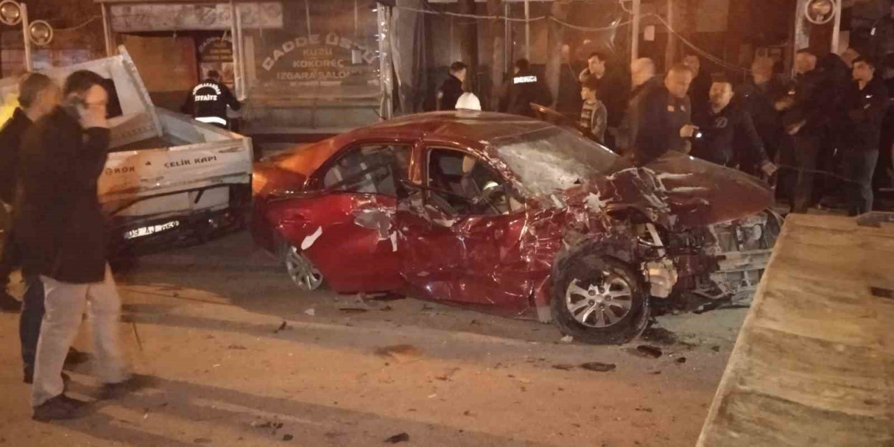 Afyonkarahisar’da 16 yaşındaki sürücü park halindeki iki araca çarptı: 1 ölü, 4 yaralı