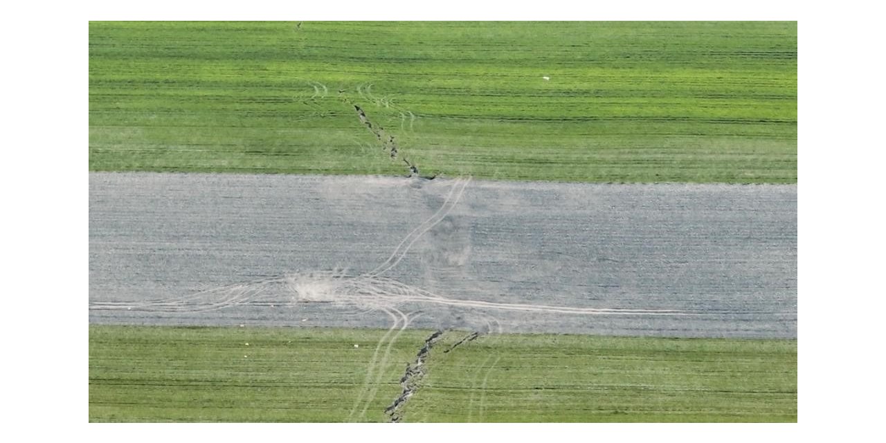 Depremin büyüklüğünü fay hattının kırıklığı gözler önüne serdi, kilometrelerce uzanan fay kırığı böyle görüntülendi
