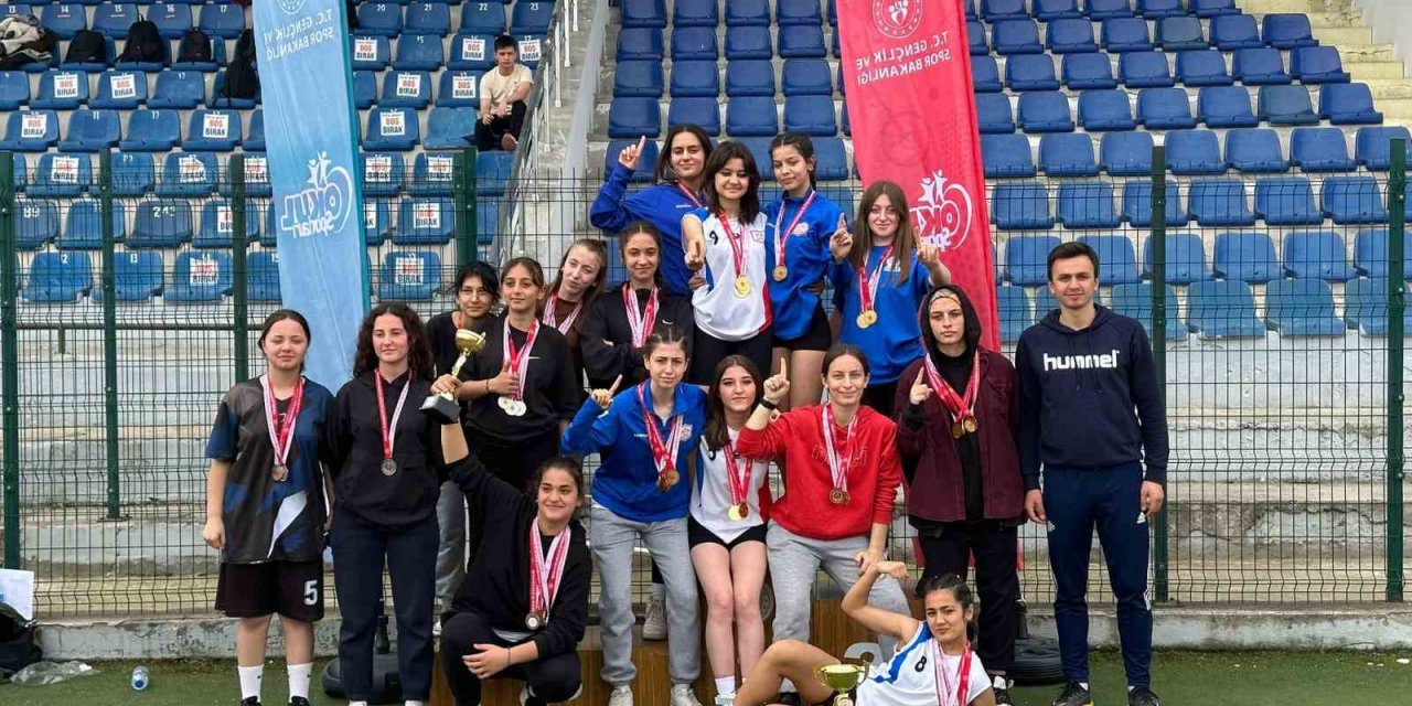 100 sporcu dereceye girmek için mücadele etti