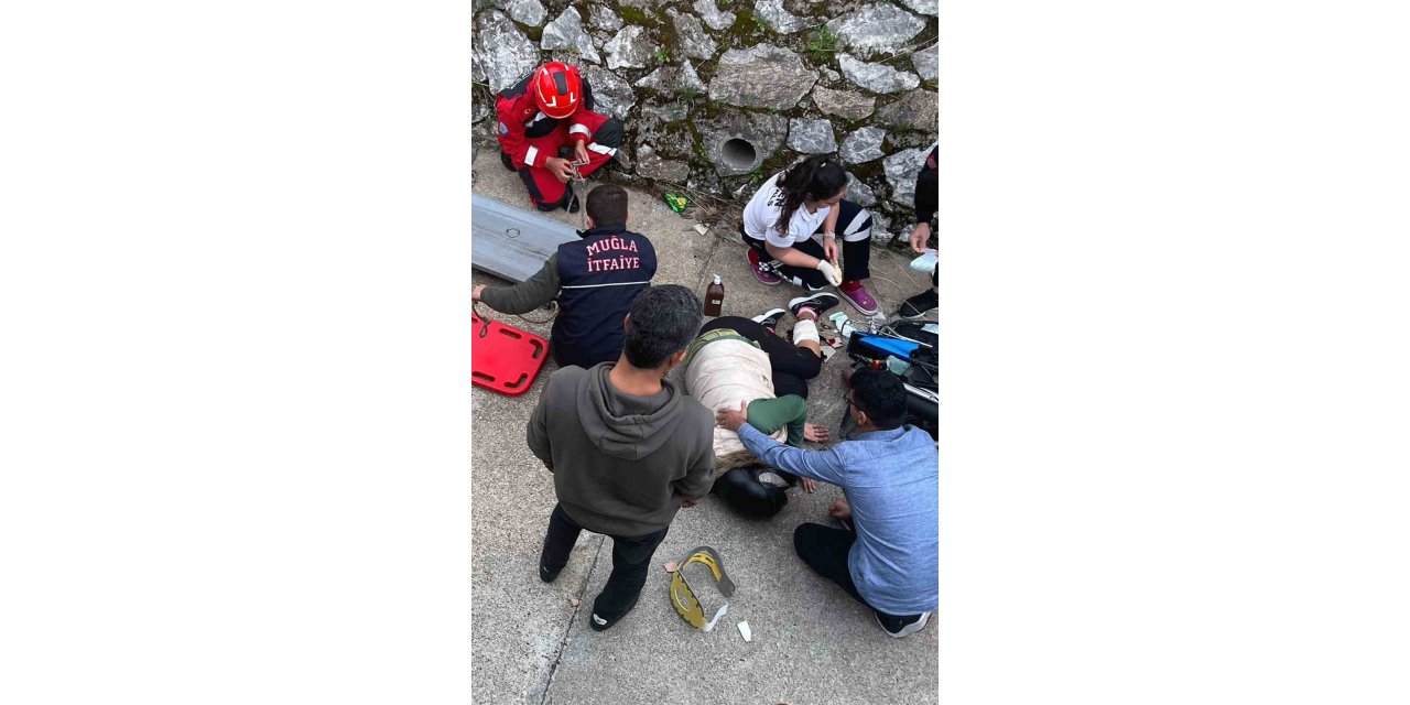 Motosiklet sürücüsü su kanalına uçtu