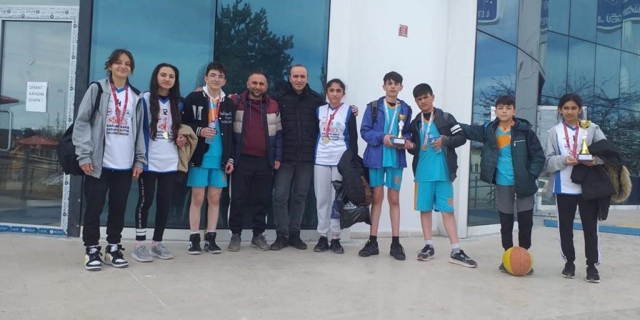 Kars’ta sokak basketbolu şampiyonları belli oldu