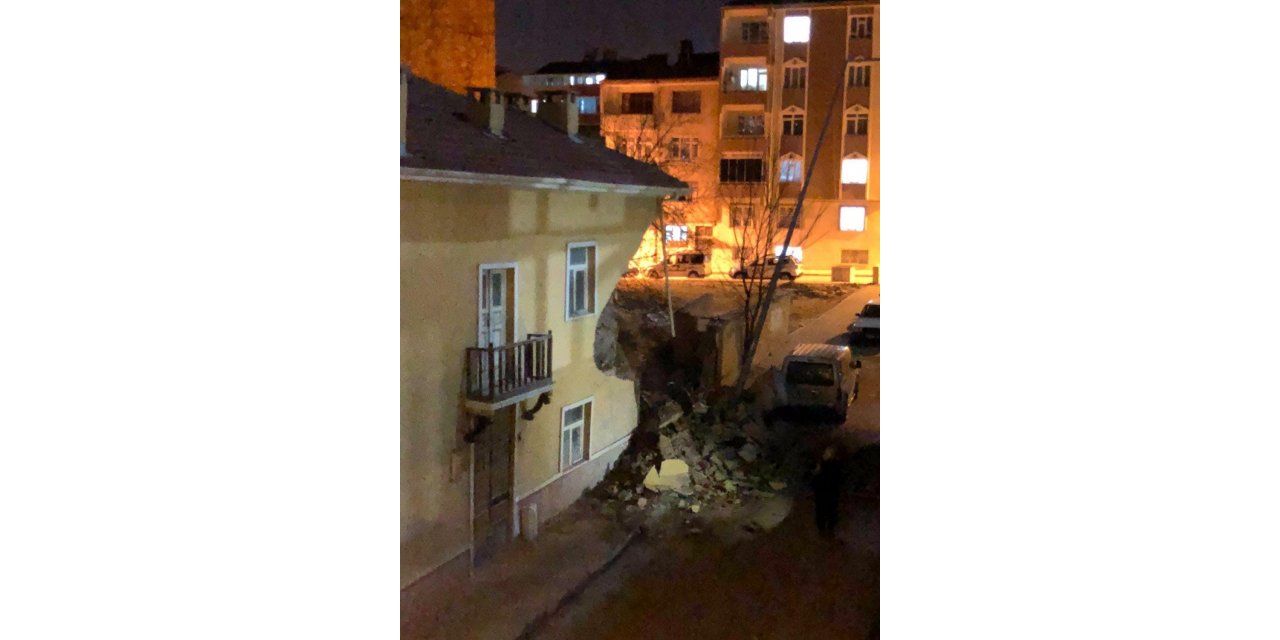 Elazığ’da iki katlı evin dış cephesinde dökülmeler meydana geldi