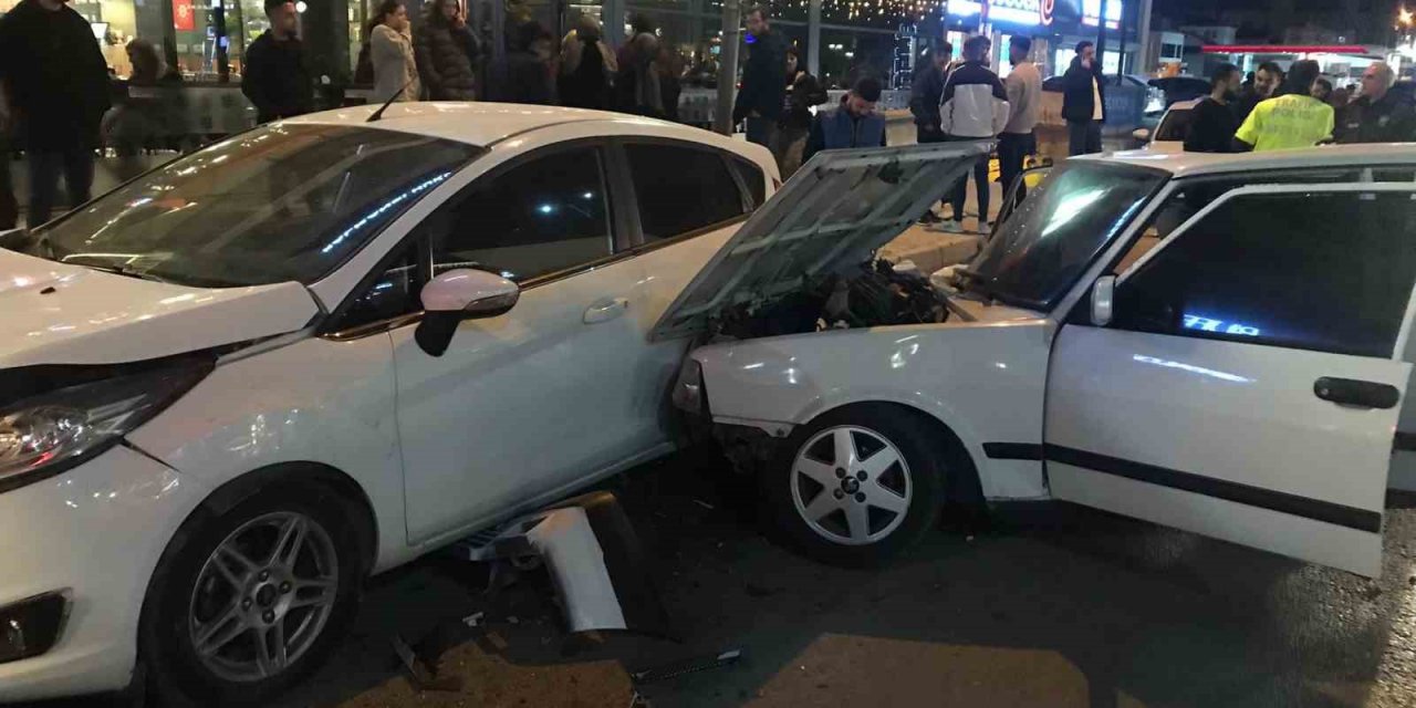 Elazığ’da otomobil, park halindeki araçlara çarptı: 2 yaralı