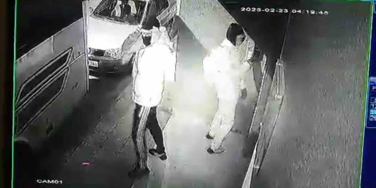 Yüzü kar maskeli şüphelilerin hırsızlık girişimi