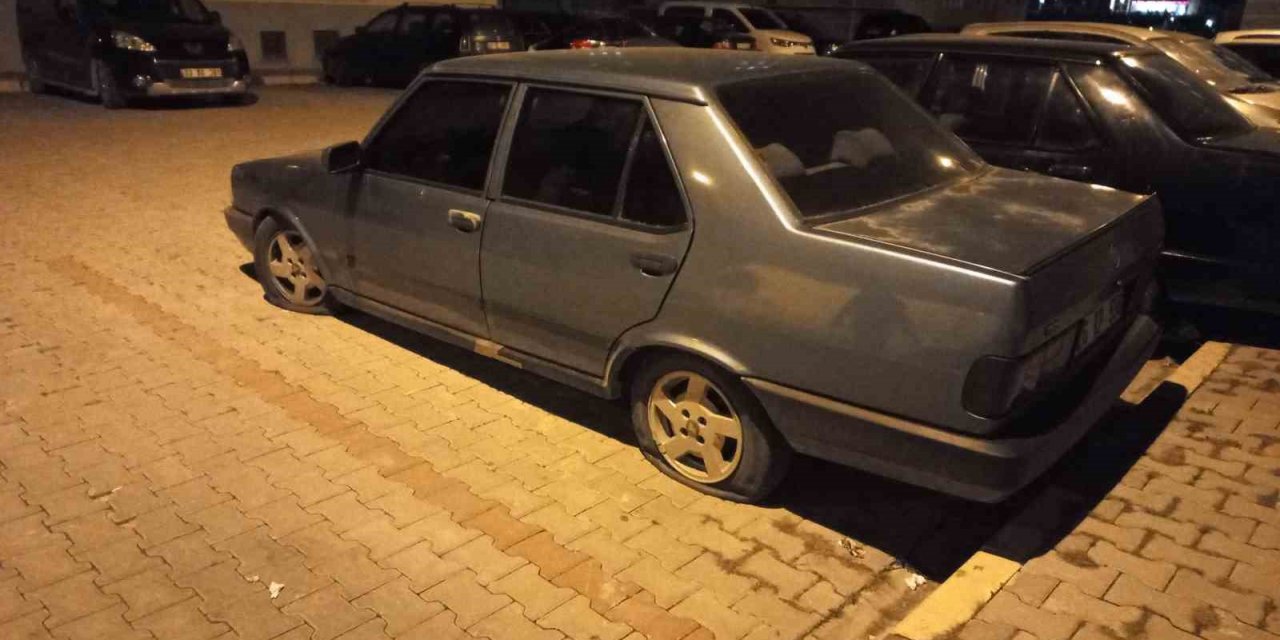 Akşam saatlerinde gelip sadece ’o’ otomobilin lastiklerini kestiler